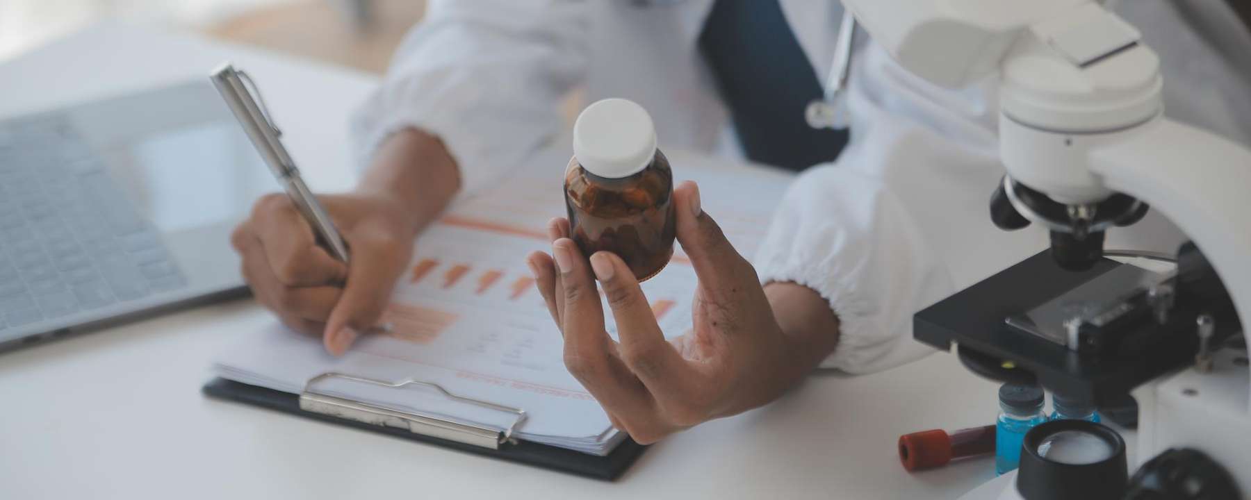 ¿Por qué es necesario revisar los medicamentos?